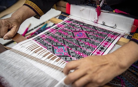  △2009年，黎族传统纺染织绣技艺被联合国教科文组织列入首批急需保护的非物质文化遗产名录。如今，“织女”已由2009年申报时的不足1000人发展到近2万人。