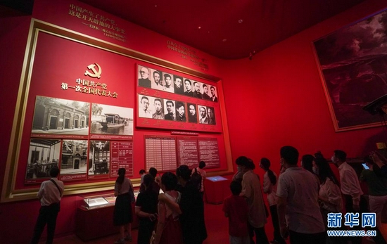 观众在中国共产党历史展览馆参观“‘不忘初心、牢记使命’中国共产党历史展览”（7月15日摄）。新华社记者 陈晔华 摄