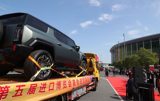10月24日，装载首批进馆展品的卡车抵达国家会展中心（上海）。新华社记者 方喆 摄