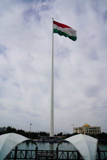  △广场群中有一处2011年建成的旗杆，高达165米，据说是世界上最高的旗杆，可悬挂长60米、宽30米的国旗。这面硕大的国旗在杜尚别整个城区几乎都能看到。