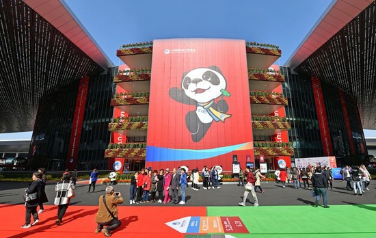 人们在首届中国国际进口博览会参观（2018年11月10日摄）。新华社记者 李鑫 摄