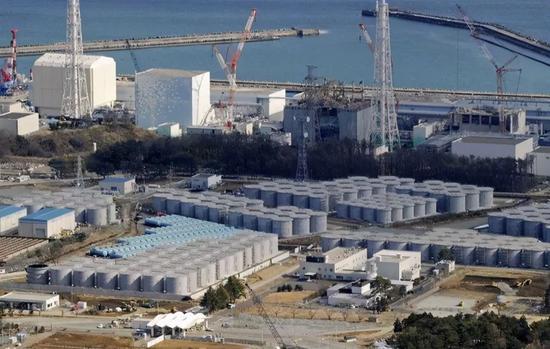  福岛第一核电站受损反应堆，近处为核污水贮存区。图源：新华社