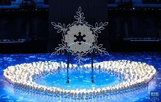 北京2022年冬奥会开幕式上的主火炬（2月4日摄）。新华社记者 杨磊 摄