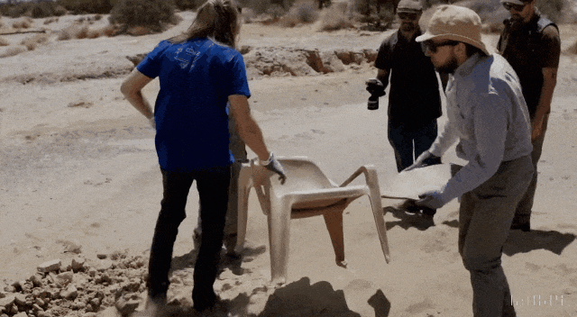 你还想说些什么,他们甩出一堆翻车神图:椅子漂浮,反向跑步,玻璃杯诡异