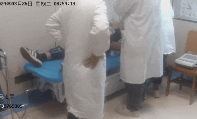 "一路飞驰赶往镇卫生院将小伙慢慢扶上车后将警车开到门口马志荣立即