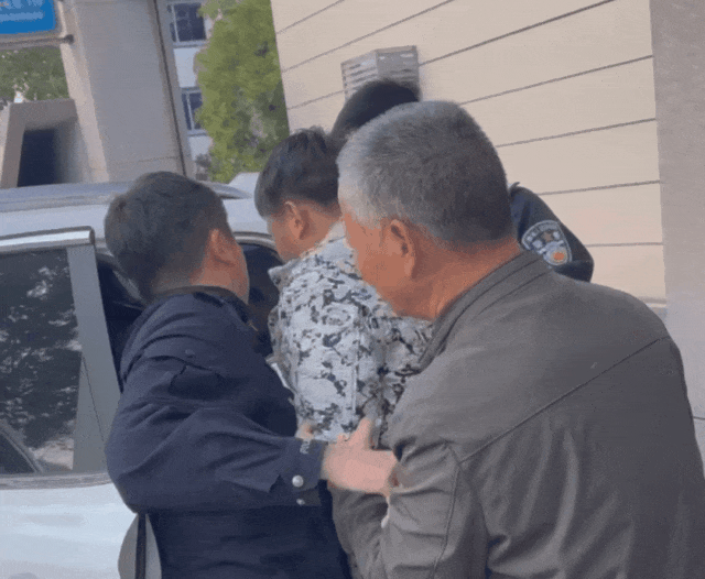 一路飞驰赶往镇卫生院将小伙慢慢扶上车后将警车开到门口马志荣立即