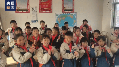  △孩子们欢快地唱着歌