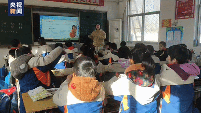 △乔凯丽在给孩子们上课