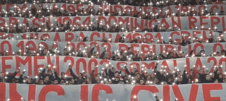 ▲ 2022年3月17日，在塞尔维亚首都贝尔格莱德举行的一场欧联杯比赛中，现场观众拉起多条横幅，细数美国、北约过去几十年来轰炸或挑起战争的国家和地区名单，并高唱反战歌曲，以此讽刺西方在“反战”方面的双重标准。