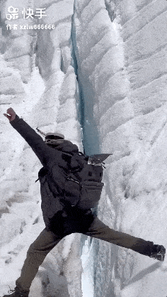  王相军游走在险峻陡峭的冰川之间