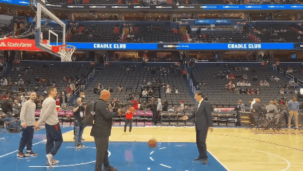  ▲ 2022年12月30日，秦刚被任命为外交部部长。图为不久前，秦刚任驻美国大使期间，在NBA华盛顿奇才队主场命中投篮。