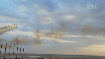 ▲ 2022年12月7日，中国领导人专机抵达沙特阿拉伯首都利雅得，受到沙方热烈欢迎，礼宾护卫机在空中拉出象征中国国旗的红黄两色彩带。