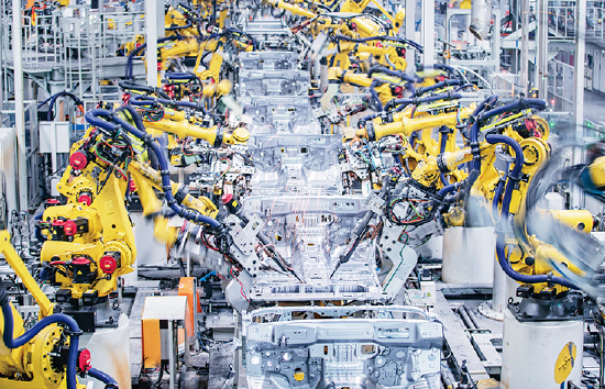 图为2023年3月1日，智能化焊接机器人在长城汽车重庆永川生产基地进行焊接作业。 新华社记者 黄伟/摄