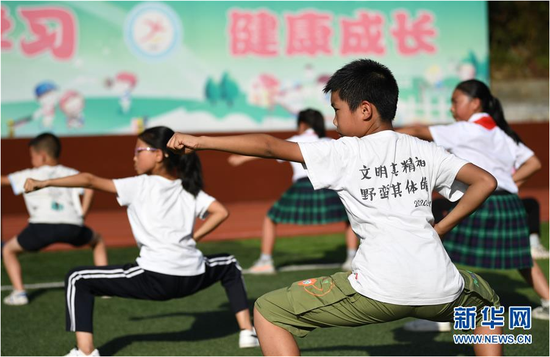 　　在陕西省安康市平利县老县镇中心小学的操场上，学生们在课后参加武术社团活动（2020年9月7日摄）。 新华社记者 李一博 摄