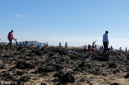 埃航坠机现场形成10米深巨坑 碎片遍地散落