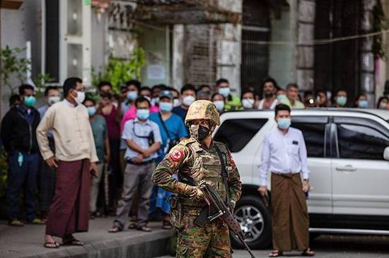 当地时间2021年2月2日，缅甸军人在街头站岗。图源：人民网