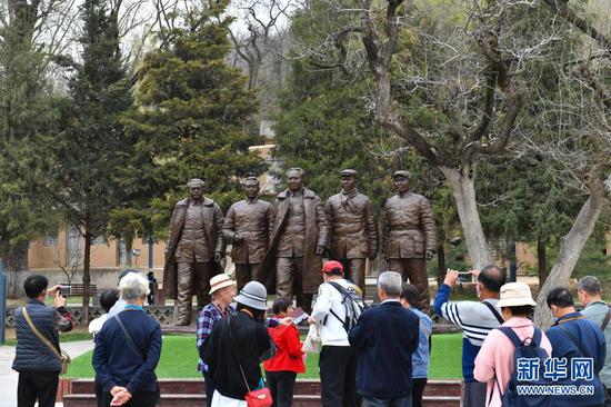 2021年3月30日，参观者在陕西延安枣园革命旧址参观。　新华社记者 张博文 摄