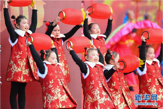 1月28日，在湖南省汝城县沙洲瑶族村，小朋友在表演节目。 新华社记者 陈泽国 摄