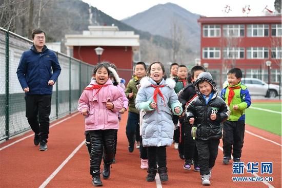 陕西省铜川市耀州区照金镇北梁红军小学学生在操场跑步（2020年12月29日摄）。 新华社记者 张博文 摄