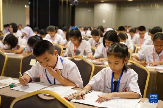 这是泰国学生在泰国宋卡府合艾市参加中文书写比赛（2019年9月1日摄）。新华社发