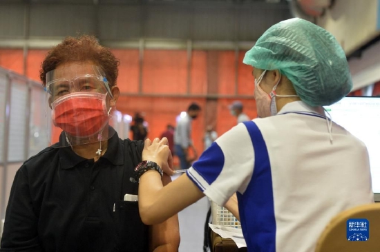 这是市民在泰国曼谷接种中国科兴新冠疫苗（2021年5月12日摄）。新华社发（拉亨摄）