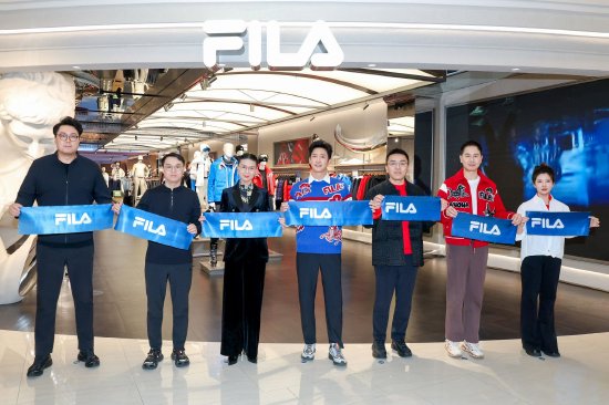 &nbsp;FILA品牌菁英运动代言人王阳惊喜现身，共同见证启幕时刻。