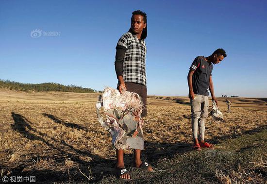 埃航坠机现场形成长50米深巨坑 碎片遍地散落