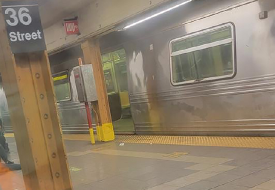 外交部：一名中国公民在纽约地铁枪击案中受伤