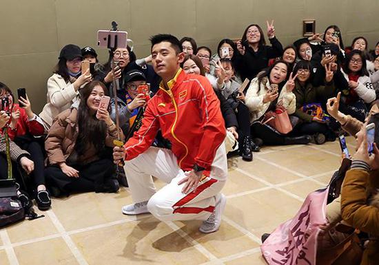 张继科和粉丝玩自拍.