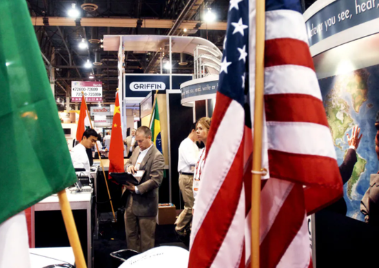 2008年1月7日，在美国内华达州拉斯维加斯举行的消费电子展上，中美合资企业在展场插起两国国旗。图/中新