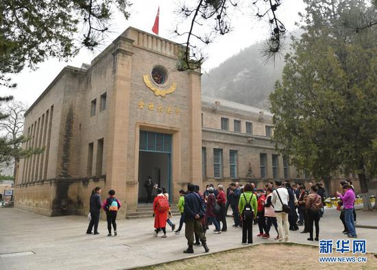 2021年3月28日，参观者在陕西延安杨家岭革命旧址参观。新华社记者 张博文 摄