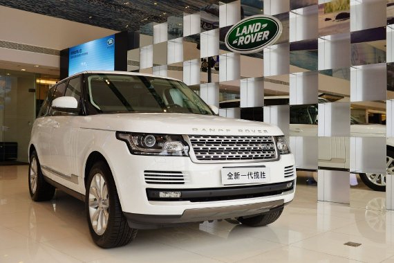 路虎卫士进一步降门槛，硬派越野车也“打”起来了