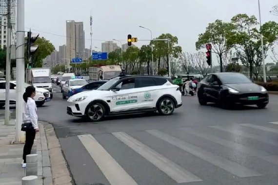 萝卜快跑武汉撞车