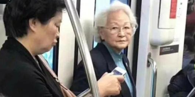 这位白发部级领导谢绝了让座