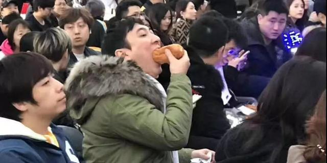 王思聪的热狗有多少种吃法？
