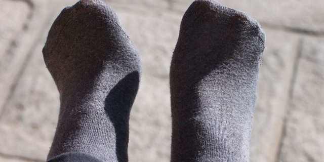 男子爱闻臭袜子导致肺部感染