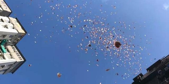 当街撒钱犯法?对,捡钱也是_手机新浪网
