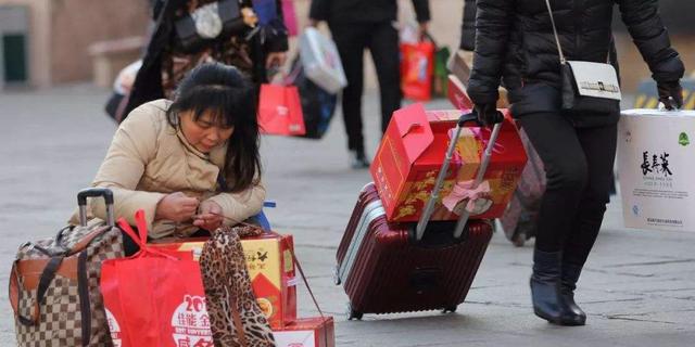 90后已经不空手回家过年了