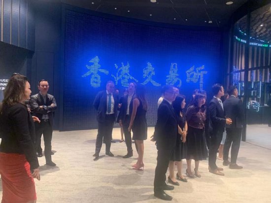 双柜台方法运转庆典现场