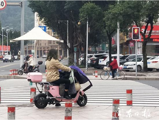 市民骑电动车未佩戴坦然头盔