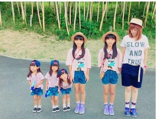 “高产”的麻麻叫makiko，她两胎生了5个孩子，第1胎是双胞胎，第2胎是三胞胎，而且都是女儿…