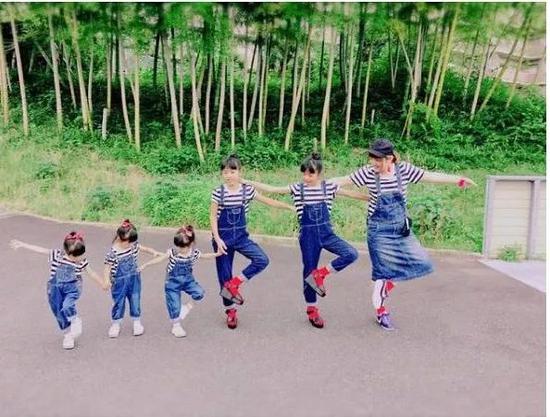 “高产”的麻麻叫makiko，她两胎生了5个孩子，第1胎是双胞胎，第2胎是三胞胎，而且都是女儿…