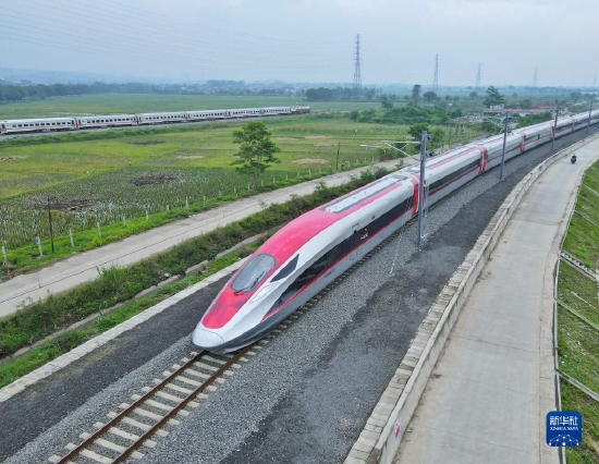 在印度尼西亚西爪哇省万隆市，一列高铁动车组正在雅万高铁试验段进行热滑试验（2022年11月9日摄，无人机照片）。新华社发（李培养摄）