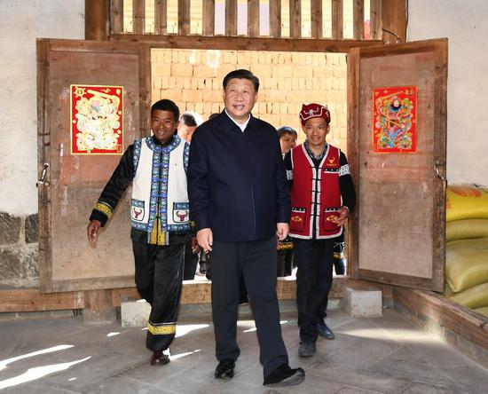 ↑2020年1月19日,习近平在云南腾冲市清水乡三家村中寨司莫拉佤族村村民李发顺家察看,了解居住环境。