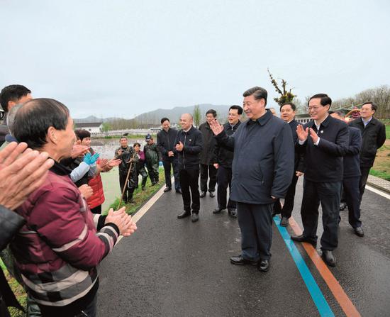 2020年3月29日至4月1日，中共中央总书记、国家主席、中央军委主席习近平在浙江考察。这是3月30日，习近平在湖州市安吉县天荒坪镇余村考察调研，同正在清理荷塘的村民亲切交流，询问春耕备耕情况 申宏摄 / 本刊