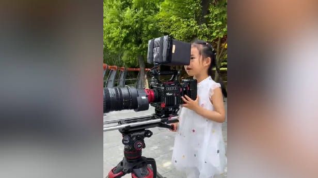 5岁女孩用顶级摄影机拍作业 网友:老师看着512G的作业陷入了沉思