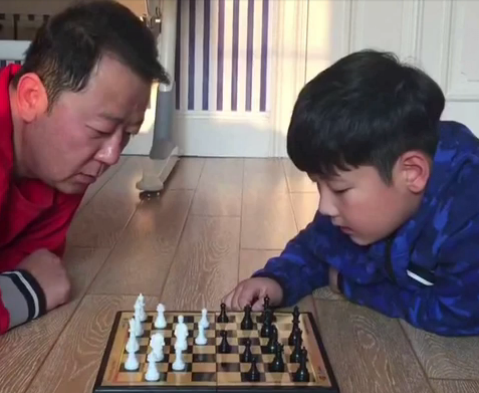 演员郭涛与儿子石头下棋截图
