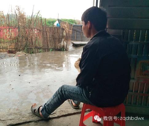 广东一男子蹲着小便