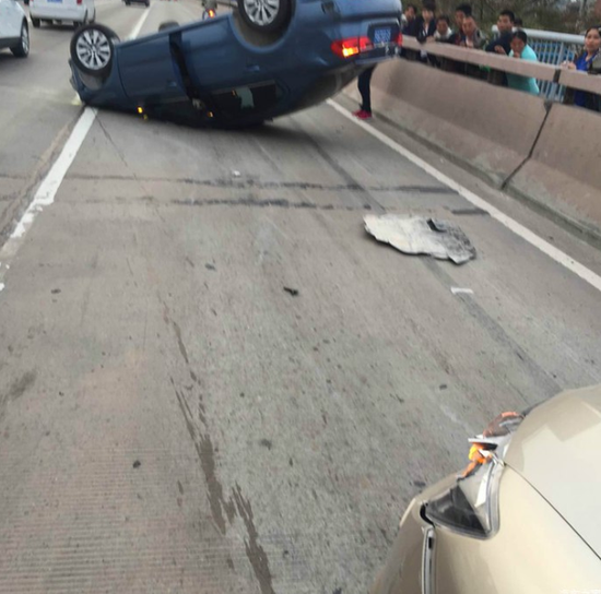 大众轿车强行并线被比亚迪唐撞翻飞出30米