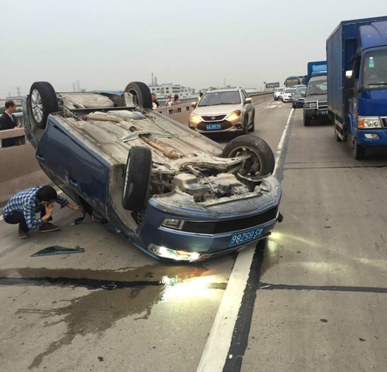 大众轿车强行并线被比亚迪唐撞翻飞出30米